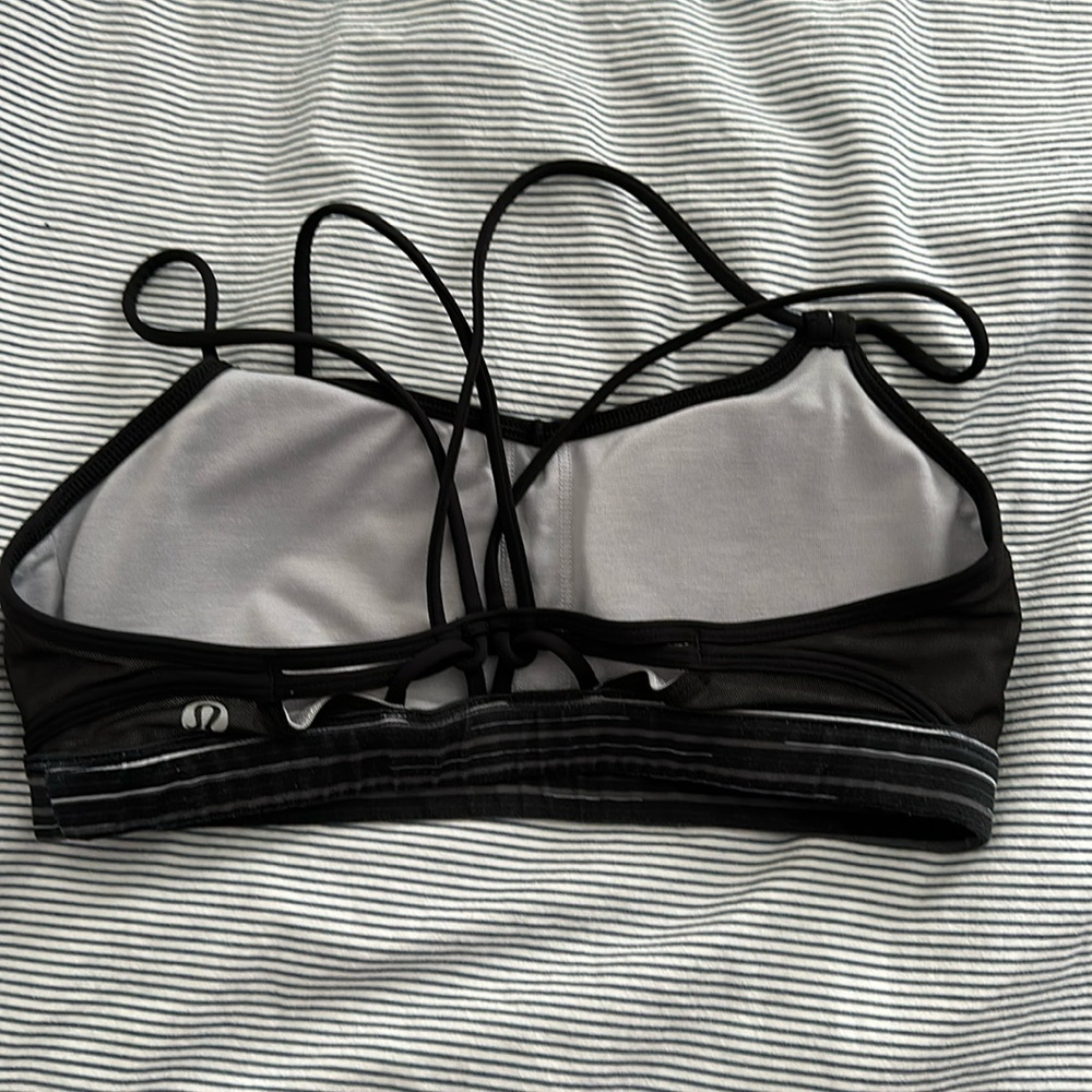 Lululemon sports bra size 2 in great condition.